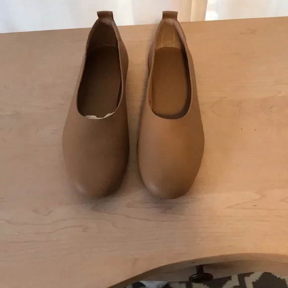 Everlane slip on. - Picture 2 of 4